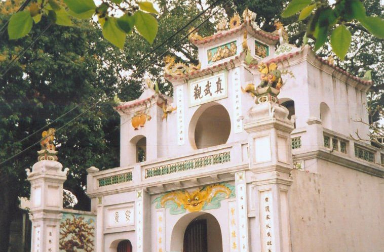 Quan Thanh Temple near West Lake ( Ho Tay ) in Hanoi