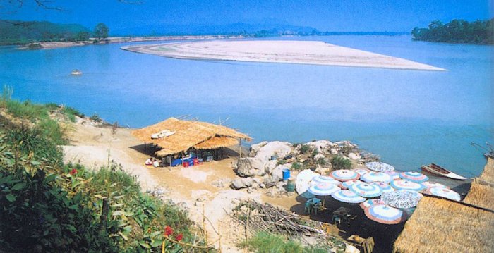 Maekong River at the Golden Triangle junction of Laos, Burma ( Myanmar ) and Thailand