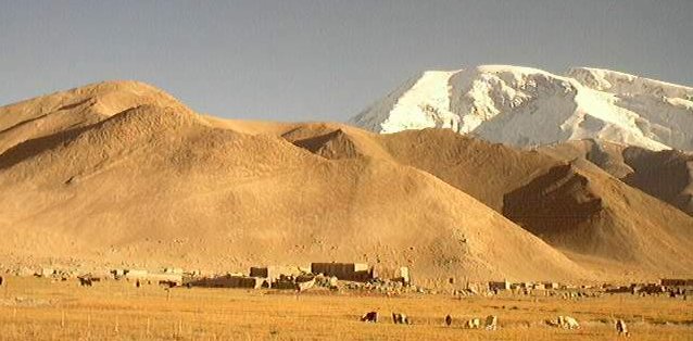 Mustagh Ata ( 7546m ) in the Pamirs in Xinjiang province of China 